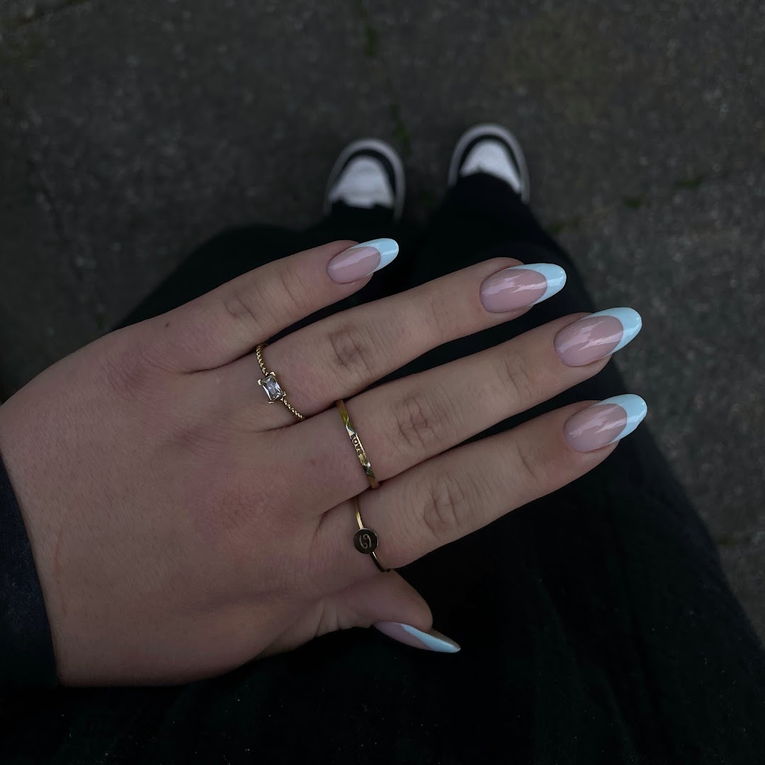 Lichtblauwe franse manicure