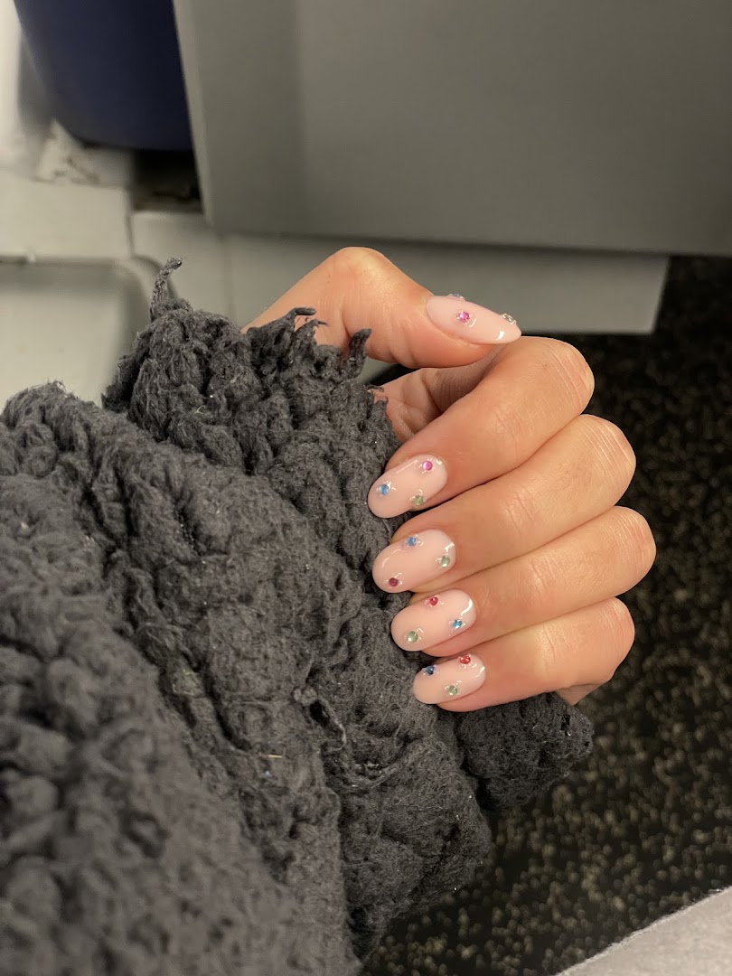 Nude nagels met kleurrijke steentjes