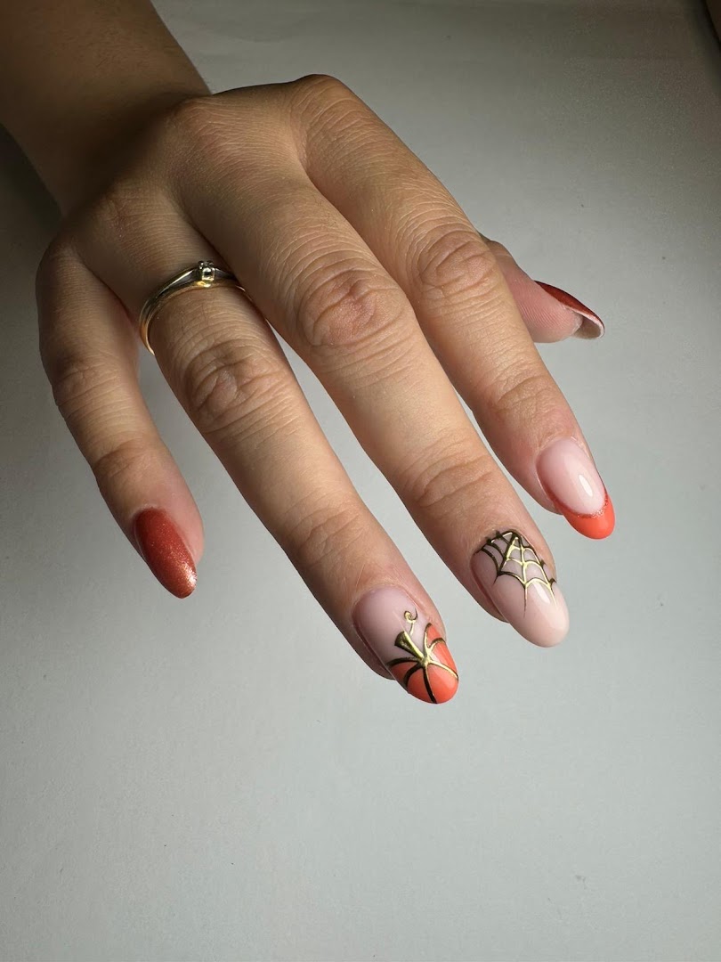 Herfsttinten met spinnenweb detail