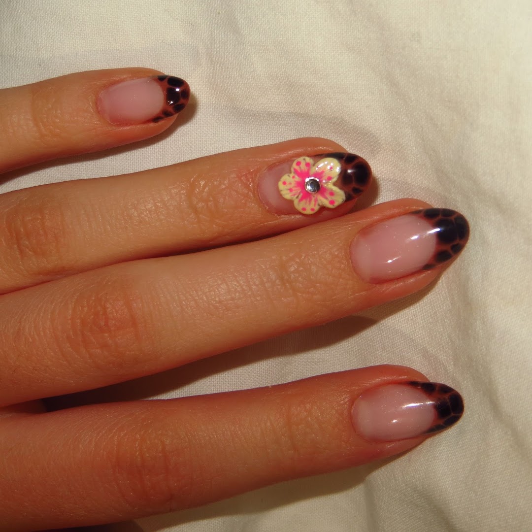 Luipaardprint nail art met bloemetje