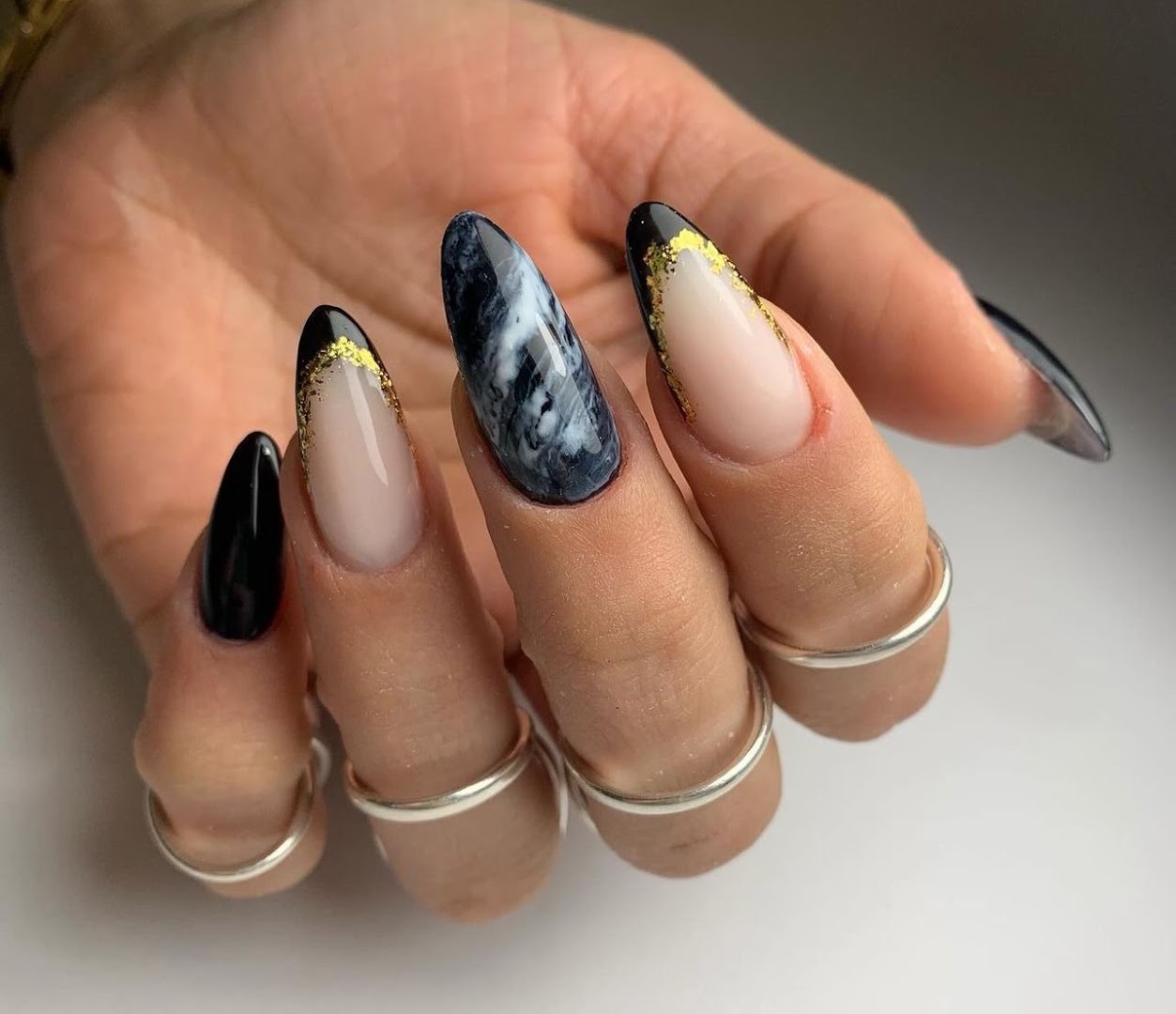 Marmer nail art met goudfolie accenten