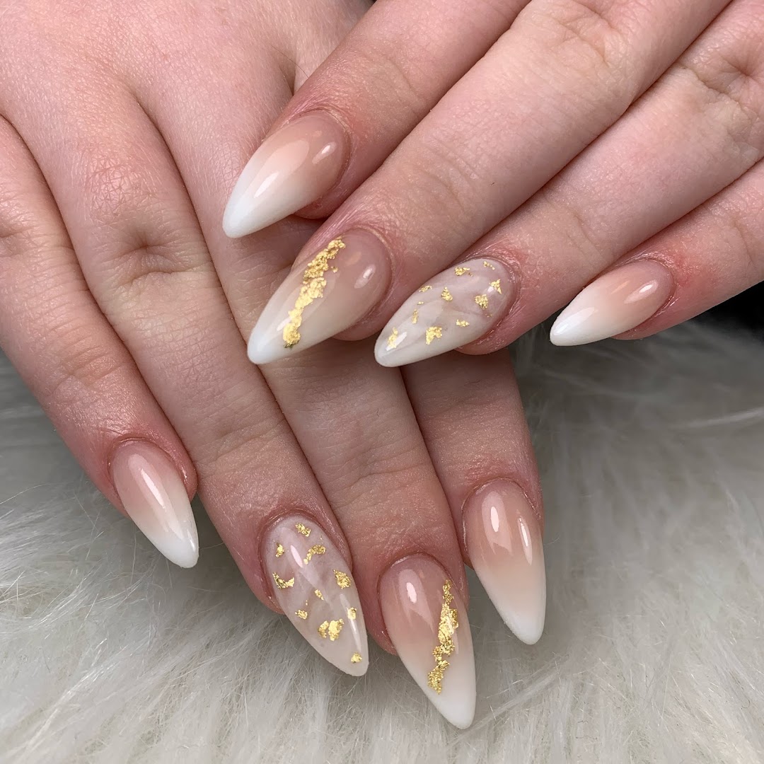 Nude nagels met goudfolie-details, gemaakt bij Neelnailss